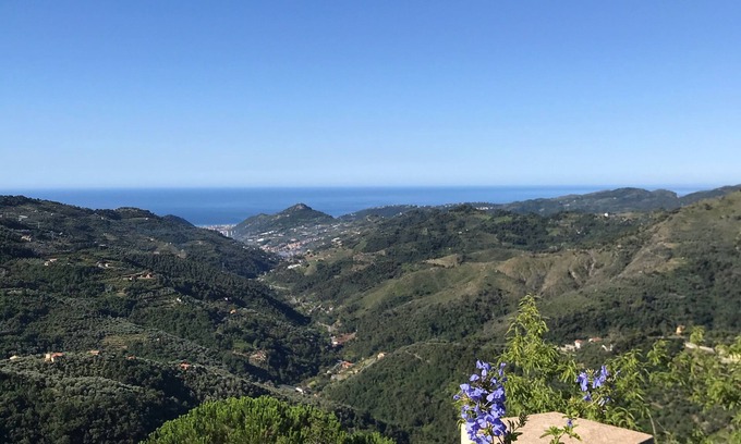 Perinaldo Casa | Vista panorámica de las montañas de Liguria y el mar Mediterráneo.