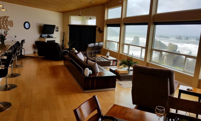 Bandon Casa | OCEANFRONT LUXURY new home 2700 sq / ft 1 level PETFREE
