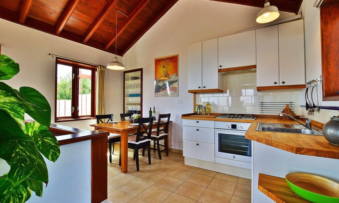 Tabayesco Villa | Vista panorámica sobre la bahía de Arrieta, jardín privado, a 1 km de la playa.