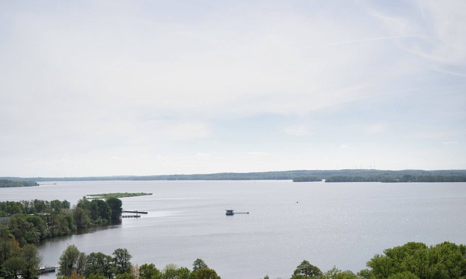 Ploen Apartamento | Panoramic view vacation apartment with balcony in Plön