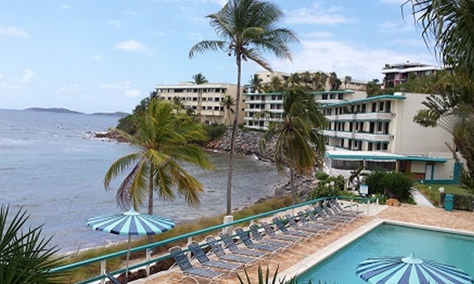 Bolongo Bay Condominio | Las palmeras que se mecen en la brisa te esperan en la bahía de Bolongo.