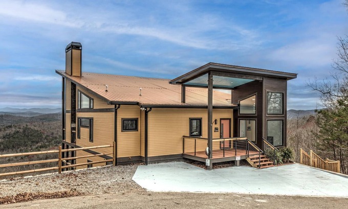 Morganton Chalet De Esquí | Panoramic Views from Modern Mountain Chalet close to Blue Ridge, GA.