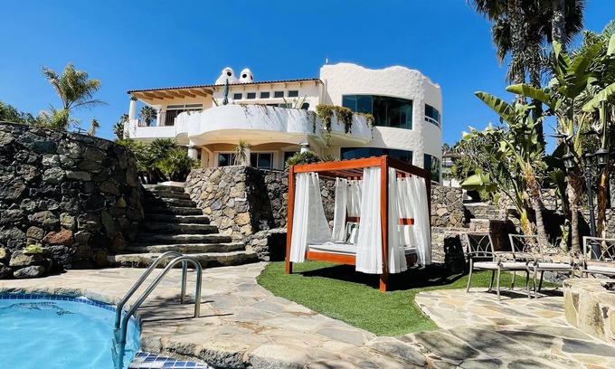 El Sauzal Casa | Panoramic Views, gated community 15 min from wine country