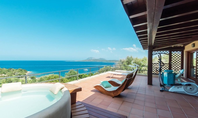 Porto Rotondo Villa | Villa panorámica cerca de playa privada equipada