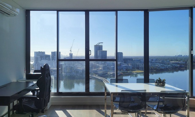 Wentworth Point Apartamento | Panoramic Water and City Views w/ Free Parking