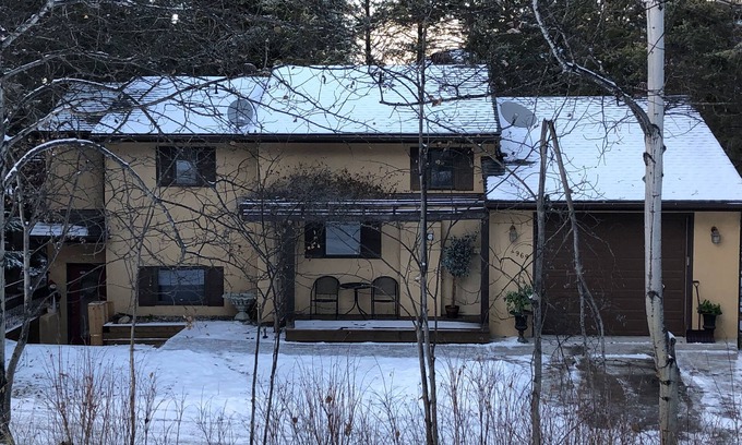 East Kootenay Cabaña | Panoramic Woodlands Retreat w Hot Tub; just walking distance to Lake Windermere
