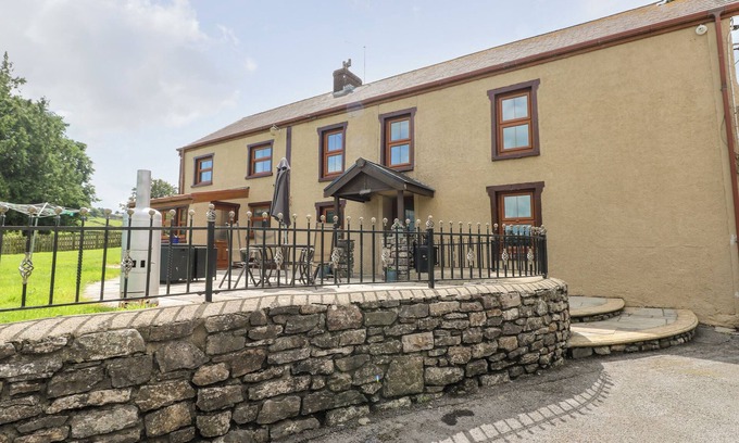 Porthyrhyd Cabaña | PANT TEG FARM, family friendly, country holiday cottage in Carmarthen