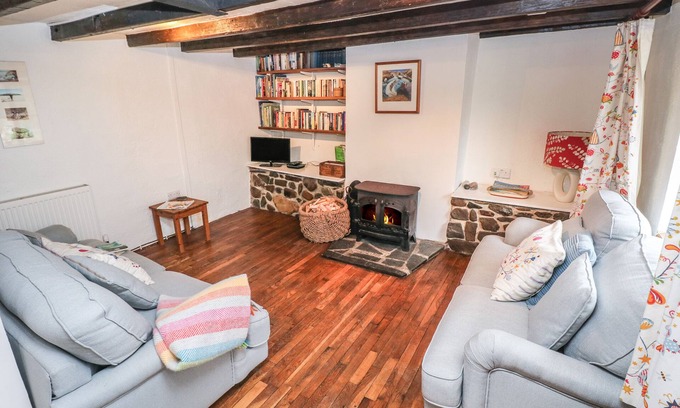 Trefin Cabaña | PANT Y FFYNNON, pet friendly, character holiday cottage in St Davids