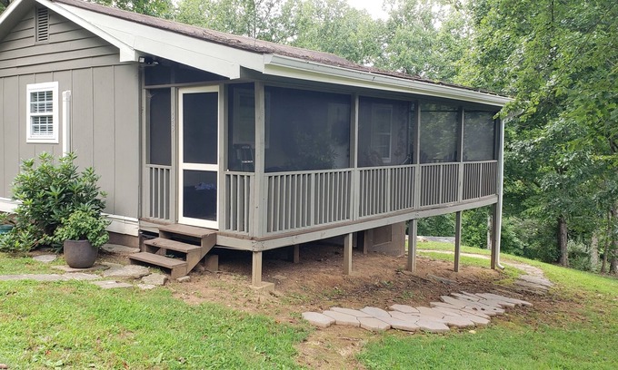 Qualla Cabina | Papa Bear Bear-a-Dice CABINS Hot tub firepit BBQ hiking trails near Cassino