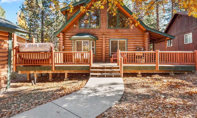 Summit Estates Casa | Papa Bear's Hideout - Dream Getaway with Hot Tub and Game Room!