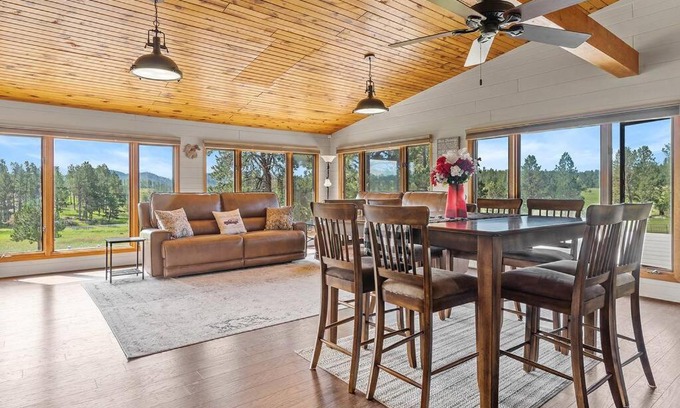 Custer Casa | Papa’s Place on Willow Creek