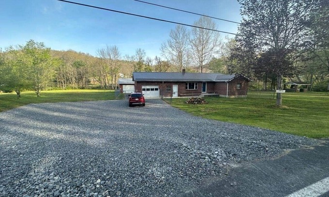 Bluewell Casa | Pappy's Trail House is conveniently located close to the HMT Trails- Rock WV.