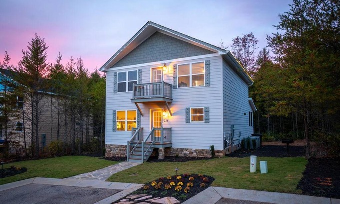Helen Casa | Par-Tee Haus I- Game Room & Hot Tub-Walk to Helen