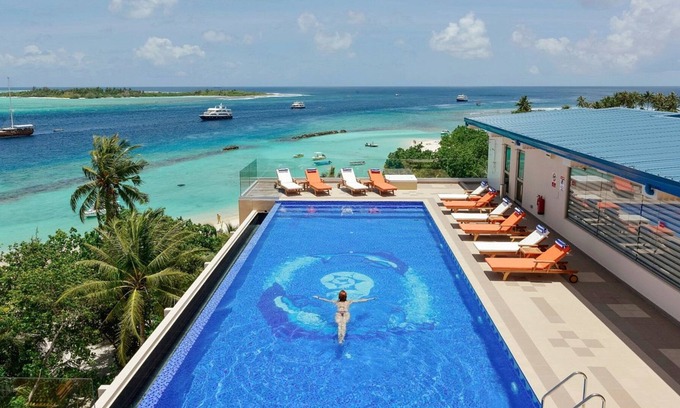 Thulusdhoo Island Complejo | Paradise 4* Hotel - Rooftop Pool - Gardenview Room