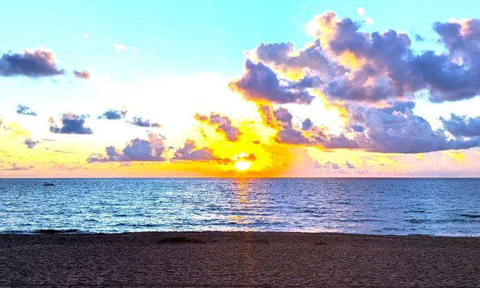 Deerfield Beach Casa | Paradise Awaits! Beach, King Bed, Private Yard & Workspace