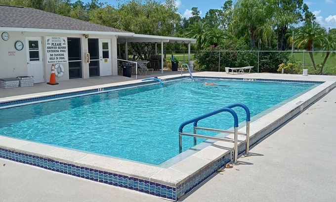 Lake Suzy Condominio | Paraíso espera en este 2 dormitorios, 2 baños primer piso Condo en Lake Suzy, FL