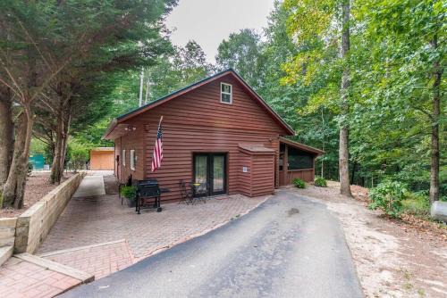 Helen Casa | Paradise Cabin with Foosball Table and BBQ in Cleveland, Georgia