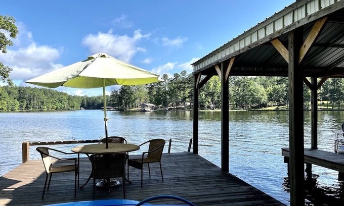 Milledgeville Cabina | Paradise Cove: Pet friendly, Lakefront, EV Charging, Kayaks, Boat Slip, Fire pit