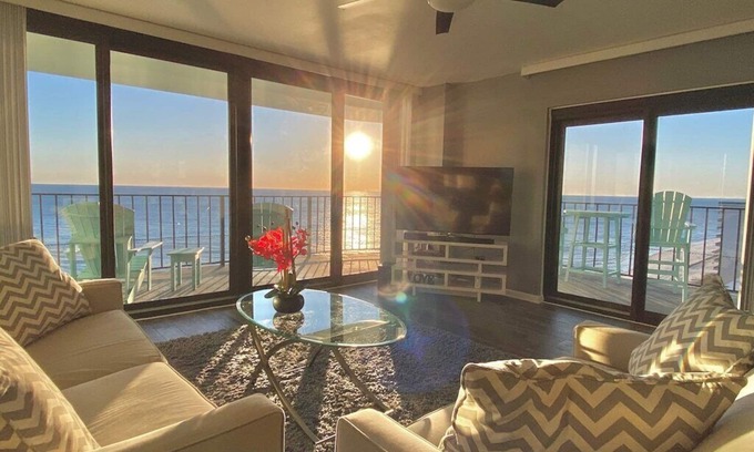 Thomas Drive Condominio | ¡PARAÍSO ENCONTRADO! Frente a la playa, lujo moderno con el balcón más grande de la playa