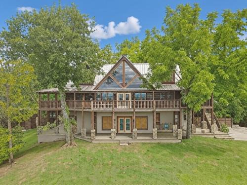 Sevierville Casa | Paradise Glenn, Huge Cabin, Hot Tub, Game Room, 685 FREE tickets each paid day!