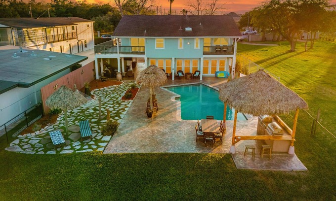 Bacliff Casa | Paradise Home Spacious 5-bedroom house sleeping 14 ,WiFi in lovely Bacliff.