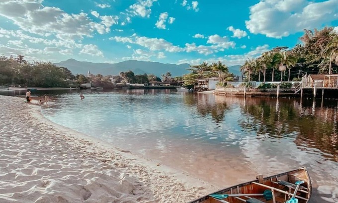 Barra do Una Casa | Paradise House Barra do Una on the banks of the River Una-25persons