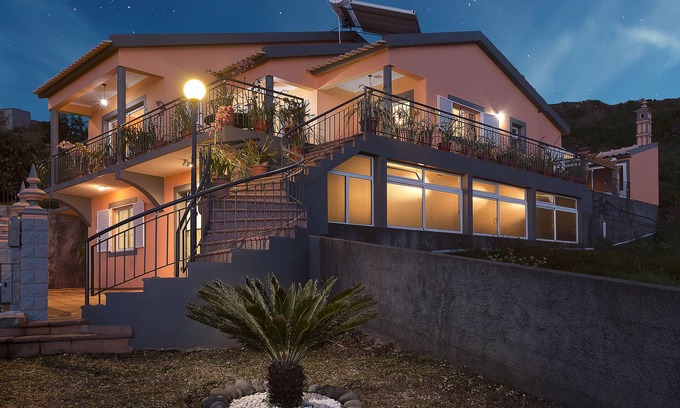 Estrela da Calheta Casa | Paradise House Calheta. toda la casa con 3 dormitorios, 1 km de la playa de Calheta