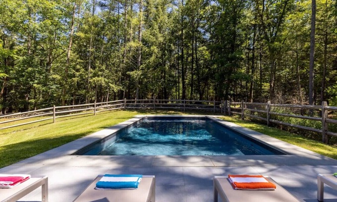 Saugerties Apartamento | Stylish Pool Home in Woodstock