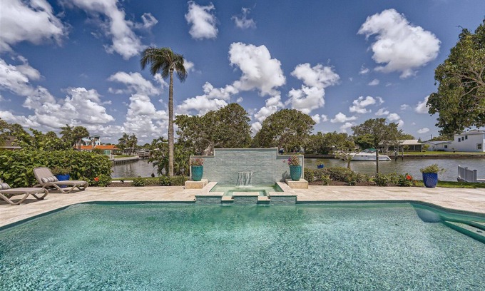 Harbor Hills Casa | Paradise Living on a Stunning Waterfront Home. Minutes from Belleair Beach.