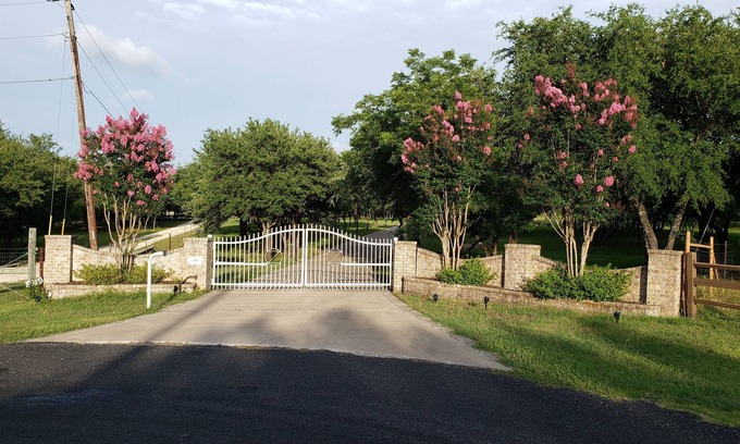 Liberty Hill Casa | Paraíso en 7 acres. Espacio para recorrer y hermosa piscina es una ventaja!