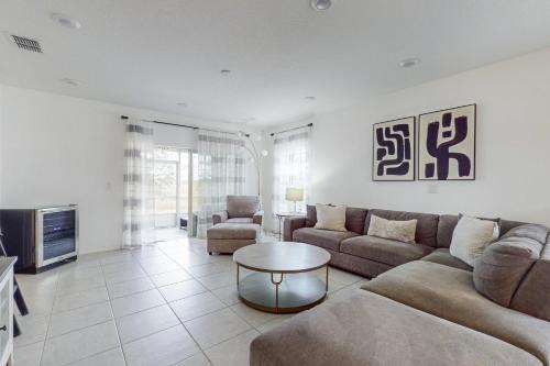 Loughman Casa | Paradise on Primrose