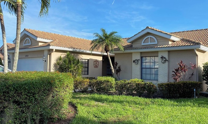 Bonita Springs Casa | Paradise on the 18th hole in desirable Hunters Ridge Country Club