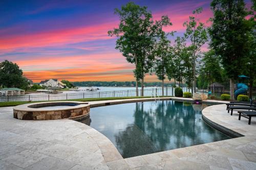 Lake Norman of Catawba Casa | Paradise Pointe by AvantStay Lakefront Views Playset