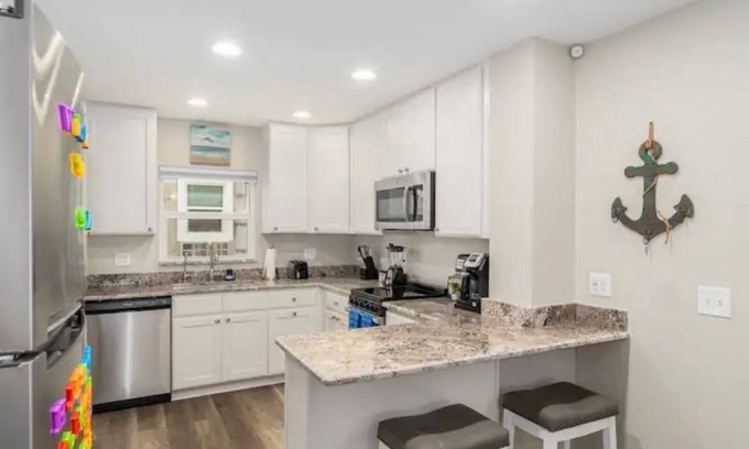 Tropic Apartamento | ‘Paradise Palms 104’ Beautifully remodeled VERY large efficiency w/private patio