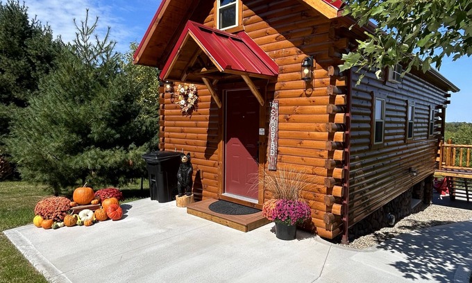 Millersburg Cabina | Paradise Peak Cabins “Songbird”outdoor hot tub in the heart of Amish Country