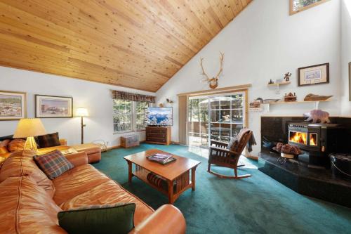 Truckee Casa | Paradise Pines 3BR Secluded Cabin Minutes in Tahoe Donner