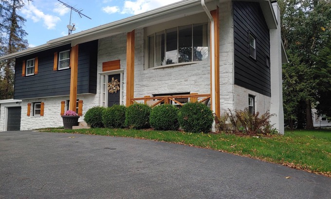 Gordonville Casa | Paradise Place-Spacious home with Hot Tub+Fire Pit