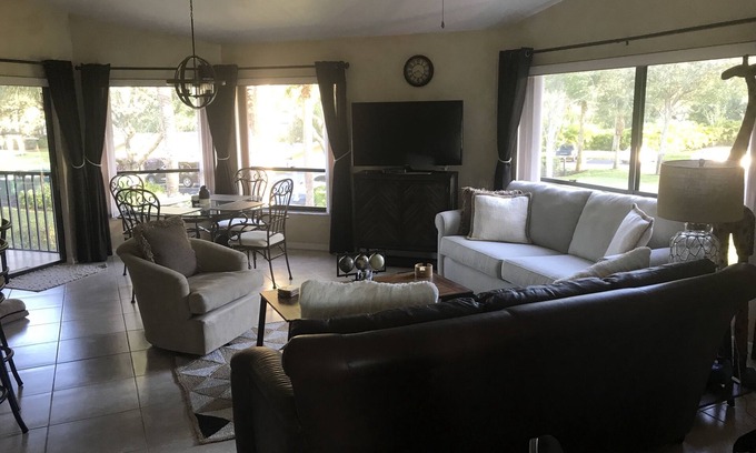 Naples Condominio | ¡Paraíso hablado en el prestigioso Eagle Creek Golf and Country Club!