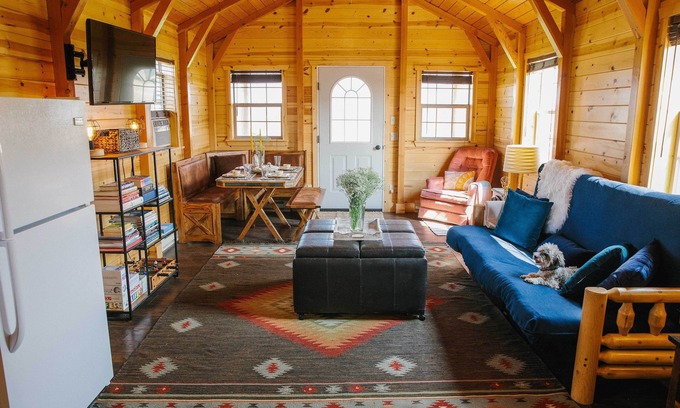 Livingston Cabaña | Paradise Valley Cabin by Chico & Yellowstone Park!