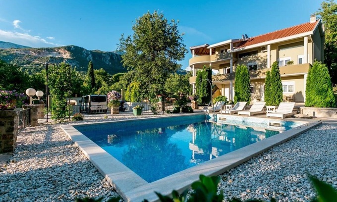 Herceg Novi Villa | Villa Besha con piscina y vistas a la montaña