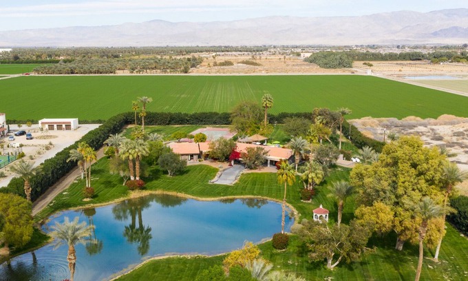 Palm Springs Cabaña | Paradiso by Avantstay Pool, Lake, Fire Pit, & Billiards Room Elegant, Secluded Estate