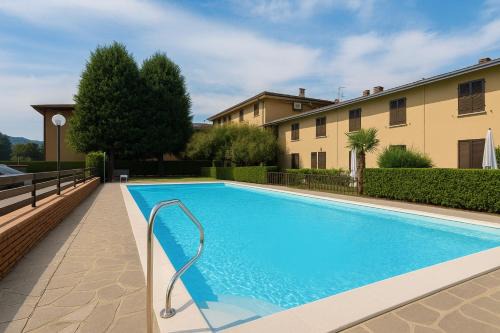 Paratico Apartamento | PARATICO - Lakefront apartment with private pool and free parking