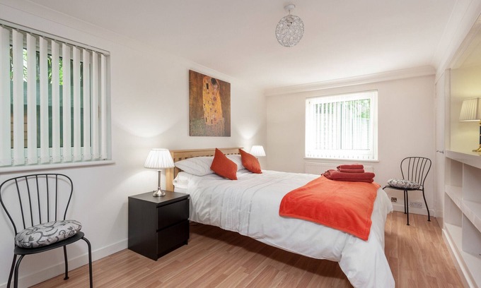 Ellemford Apartamento | Parisian style 2 bedroom the Marchfield Residence