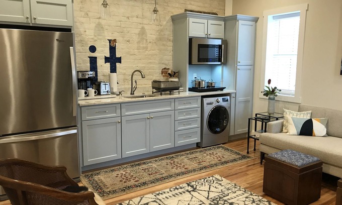 Mount Airy Apartamento | PARK and WALK - Mayberry & Main - 'The Main Suite' - Nueva construcción