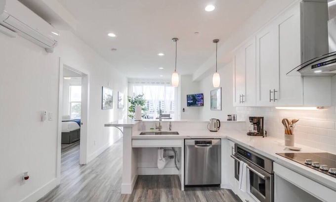 University Heights Apartamento | Park Blvd 302 / Newly Built / Spa / Central