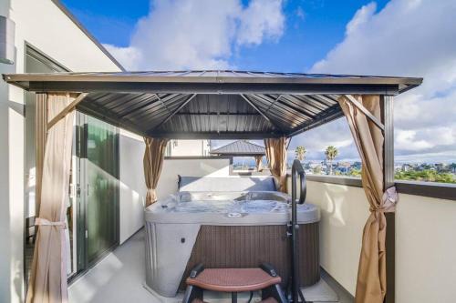 University Heights Apartamento | Park Blvd Paradise 302 - ADA compliant with a Spa