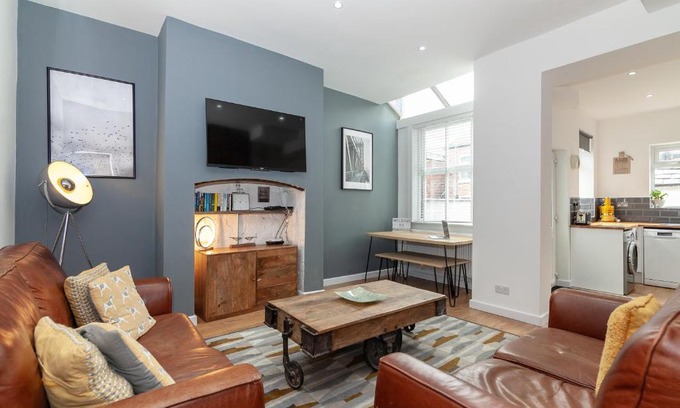Swinton Casa | Park House - Large 3 Bedroom Victorian House, 10 Mins from Manchester