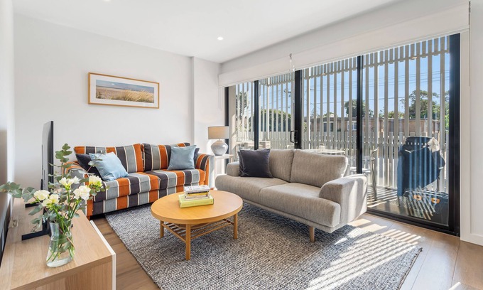 Caulfield North Apartamento | Park Life: Elegant & Sun-Filled 2-Bed 2-Bath Home