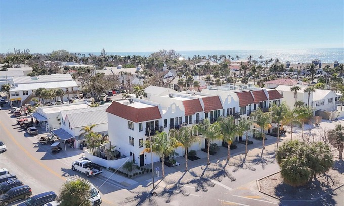 Boca Grande Casa | Park Place - 2 bedroom townhome in the Historic District of Boca Grande, perfect for up to 4 guests.