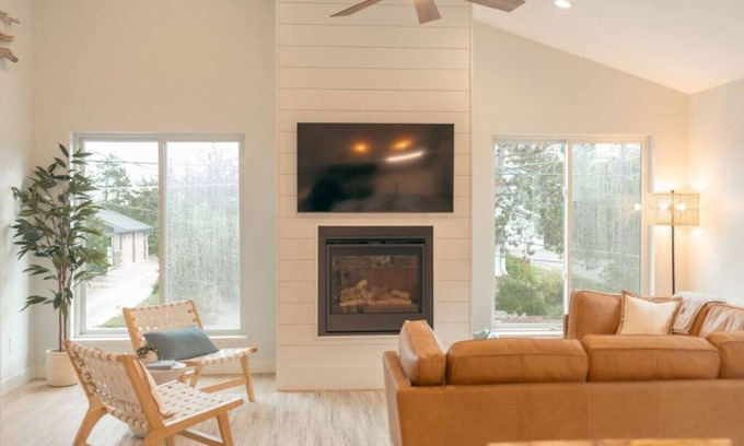 Park Point Casa | Park Point Scandinavian Home🌲 Family Retreat ☀️ 🌊 Pet Friendly 🐾